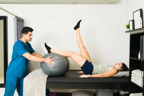 Recuperando Fuerza Paciente Mujer Caucásica Haciendo Fisioterapia Debido Una Lesión — Foto de Stock