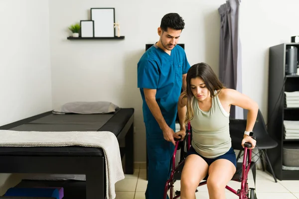 在理疗诊所 一名白种人腿受伤 试图坐上轮椅 — 图库照片