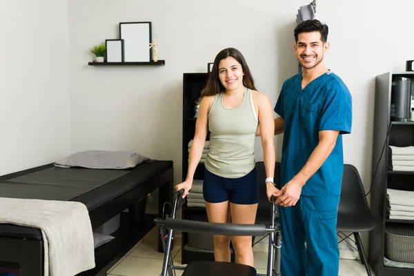 Porträt Einer Schönen Jungen Frau Mit Rollator Und Hübscher Physiotherapeutin — Stockfoto