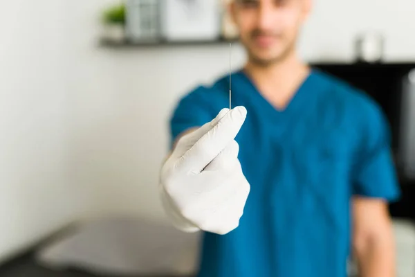 Hispanic Male Physiotherapist Gloves Holding Needle Start Doing Dry Puncture — Stock Photo, Image