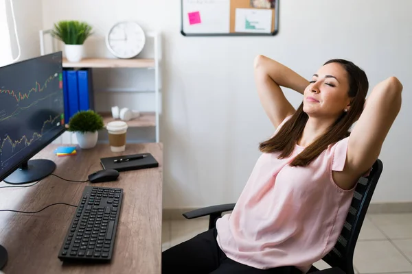 Ich Fühle Mich Entspannt Erfolgreiche Junge Frau Schließt Die Augen — Stockfoto