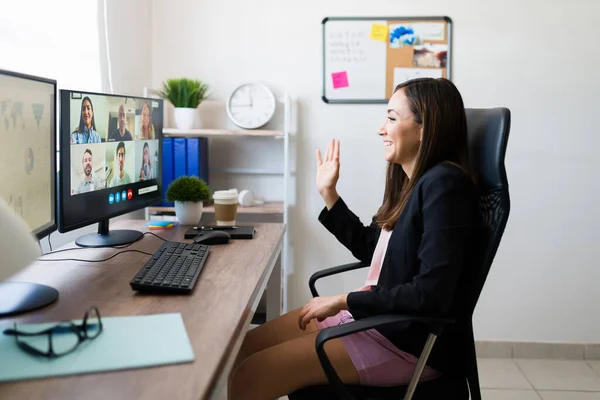 Arbeitstreffen Team Glückliche Junge Frau Pyjama Und Blazer Winkt Ihren — Stockfoto