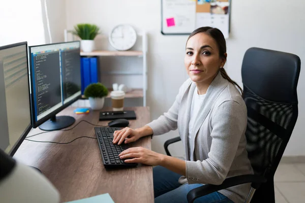 美しいラテン語の女性は コンピュータを入力し コードを書く際に目の接触を作る プログラマーとして働くプロの女性フリーランス — ストック写真