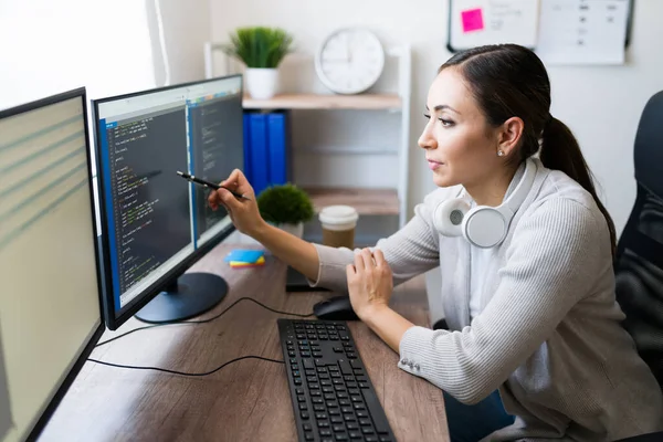 Profil Einer Professionellen Programmiererin Beim Überprüfen Der Programmiersoftware Einer App — Stockfoto