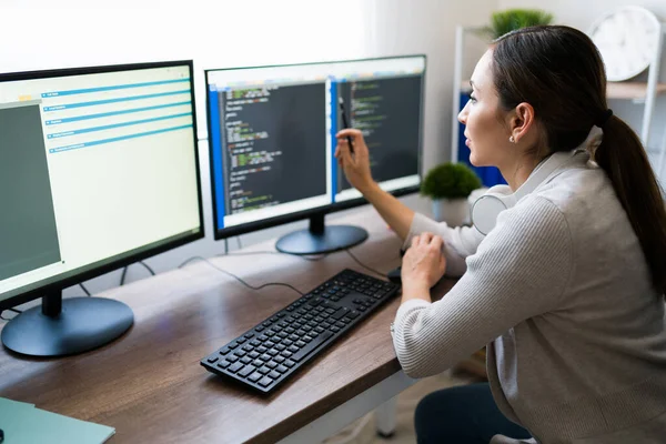 Aantrekkelijke Vrouw Die Werkt Aan Programmeersoftware App Jonge Vrouw Coderen — Stockfoto
