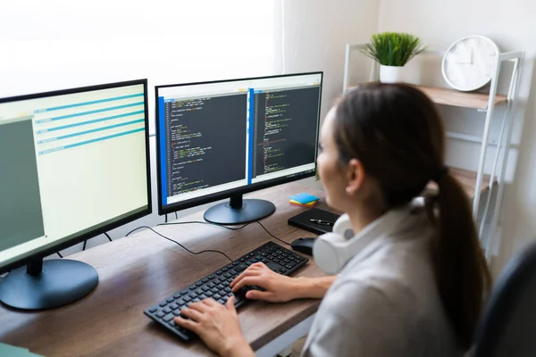 Jonge Vrouwelijke Programmeur Van Achteren Gezien Coderend Computer Spaanse Vrouw — Stockfoto
