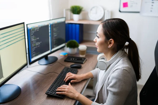 Eine Geschäftige Junge Frau Tippt Computer Und Schreibt Einen Code — Stockfoto