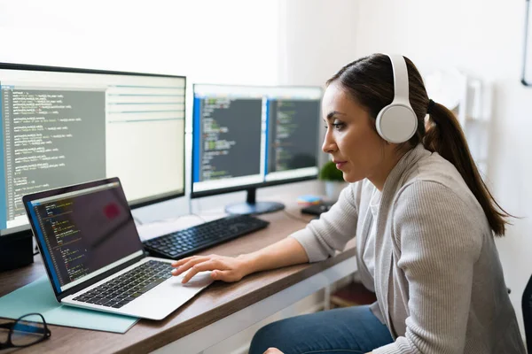 Hermosa Mujer Joven Escuchando Música Con Auriculares Mientras Escribe Código — Foto de Stock