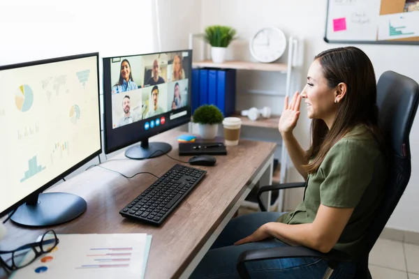 Hola Compañeros Trabajo Feliz Mujer Latina Teniendo Una Reunión Trabajo —  Fotos de Stock