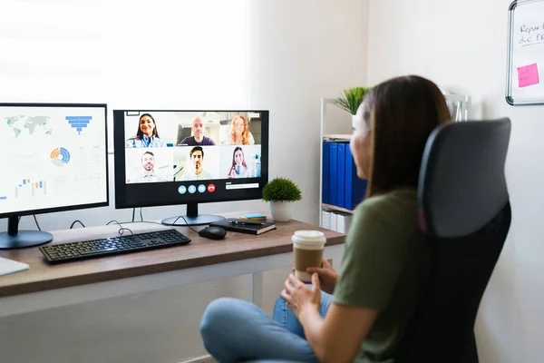 Werken Vanuit Huis Achteraanzicht Van Een Jonge Vrouw Beheerder Die — Stockfoto