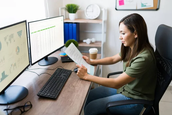 Junge Frau Und Verkäuferin Beim Durcharbeiten Von Arbeitspapieren Hispanischer Manager — Stockfoto