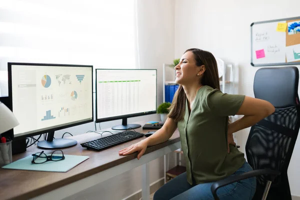 Ich Habe Große Schmerzen Schöne Managerin Reibt Sich Den Unteren — Stockfoto