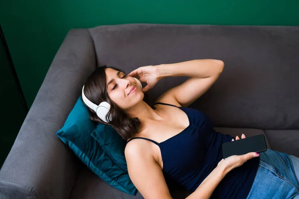 Disfrutando Canción Favorita Mujer Joven Relajada Escuchando Música Con Auriculares —  Fotos de Stock