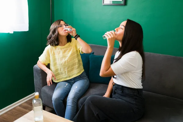 Hora Beber Mujeres Hispanas Emocionadas Bebiendo Tragos Tequila Juntas Divertidos — Foto de Stock