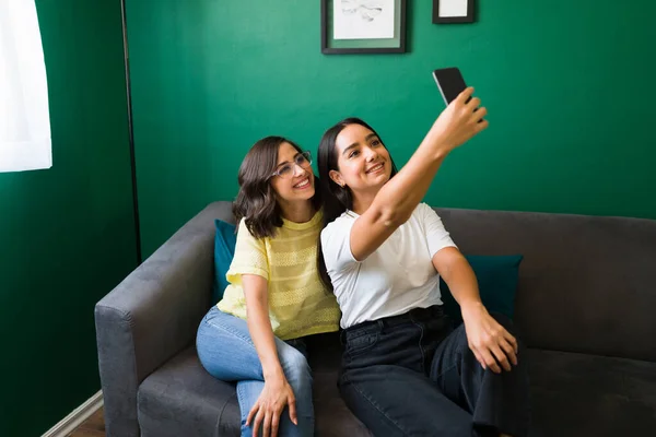 Lägga Upp Bild Sociala Medier Vacker Kvinna Som Tar Selfie — Stockfoto