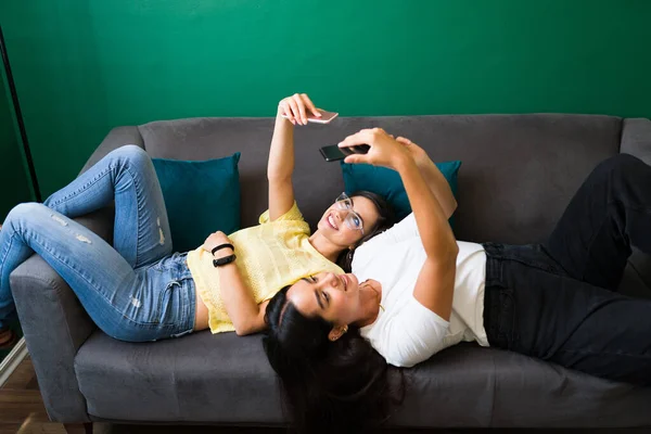 Samen Een Selfie Maken Ontspannen Aantrekkelijke Vrouwen Nemen Van Een — Stockfoto