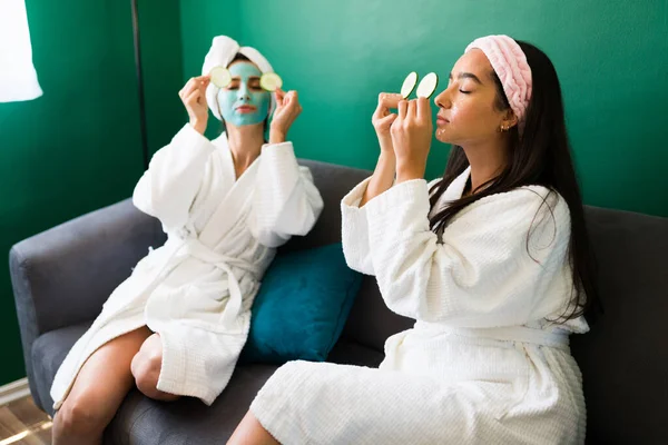 Atractivos Mejores Amigos Probando Nuevas Máscaras Faciales Productos Para Cuidado —  Fotos de Stock