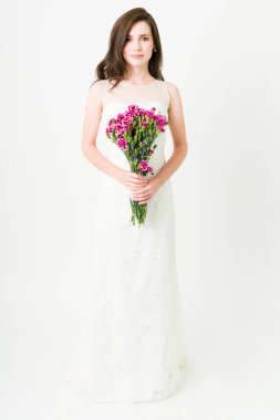 Düğün günüm. Güzel, beyaz bir elbise ve bir buket çiçekle birlikte olacak muhteşem genç bir kadın ve gelin.