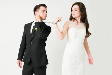 - Ben evlenmek istemiyorum ki. Mutlu karısına kelepçelenmiş takım elbiseli kızgın damat ve üzgün. 