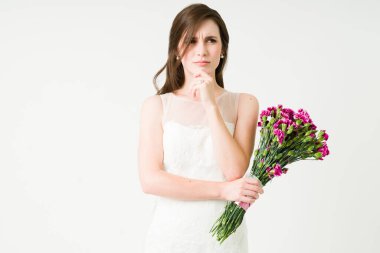 Evlenmek istediğimden emin değilim. Genç gelinin düğün günü evleneceği konusunda şüphesi ve düşüncesi var. 