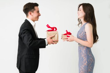 Hediyemi seviyorum. Mutlu erkek arkadaş ve kız arkadaş, yıldönümleri için güzel bir randevunun tadını çıkarırken hediyelerini tutuyorlar.