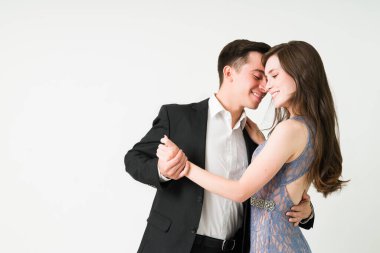 Birlikte çok mutluyuz. Çekici kız arkadaş ve erkek arkadaş resmi bir randevu sırasında en sevdikleri romantik şarkıyı söylüyorlar.