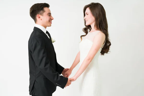そうだよ 幸せな花嫁と新郎の誓いを言う 白人カップルは結婚式で夫と妻であることに署名 — ストック写真