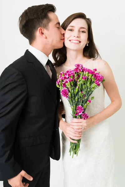 Biz Evleniyoruz Yakışıklı Aşık Adam Düğün Törenlerinde Yanağından Öpüyor — Stok fotoğraf