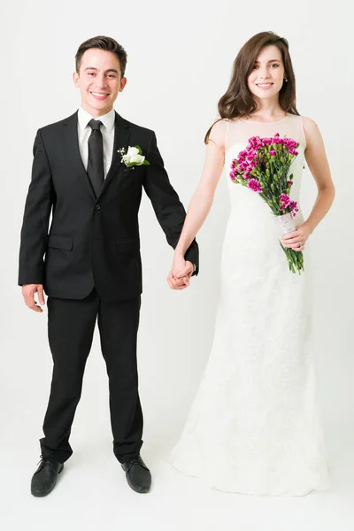 Jovem Alegre Noiva Noivo Casando Retrato Casal Atraente Terno Vestido — Fotografia de Stock