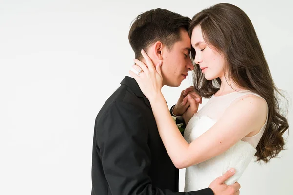 Profil Eines Entzückenden Jungen Brautpaares Das Sich Verliebt Von Angesicht — Stockfoto