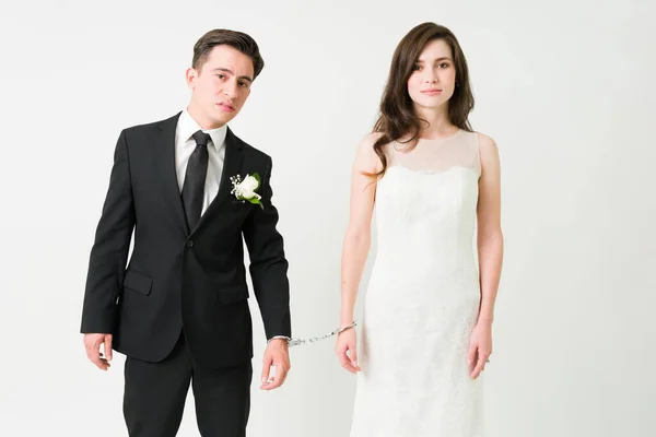 Attractive Caucasian Couple 20S Handcuffed Together Forcing Groom Get Married — Stock Photo, Image