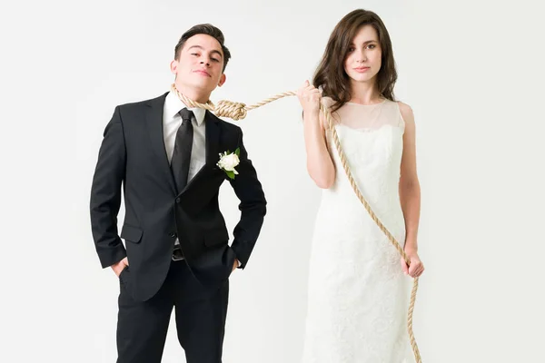 永远在一起 一对迷人的夫妇在婚礼上被绳子捆住的画像 — 图库照片