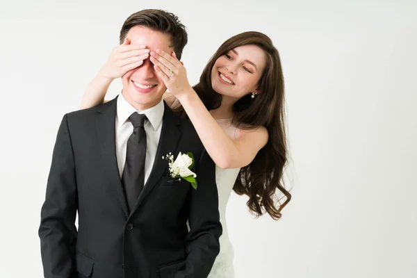 Don Look Yet Romantic Bride Covering Eyes Her Boyfriend Surprising — Stock Photo, Image