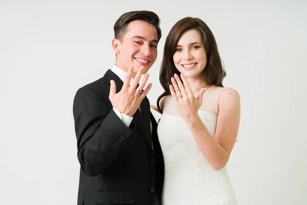 Feliz Casamento Noiva Jovem Noivo Mostrando Suas Bandas Casamento Depois — Fotografia de Stock