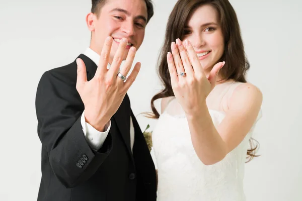 Close Caucasian Married Couple Looking Camera Showing Wedding Rings White — Stock Photo, Image