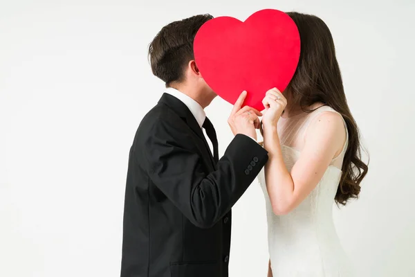 Nagyon Szeretlek Romantikus Szerelmesek Csókolóznak Miközben Piros Szívet Tartanak Arcuk — Stock Fotó