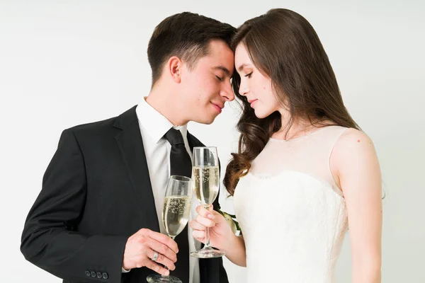 Szerelmet Ünnepeljük Imádnivaló Menyasszony Vőlegény Pezsgős Pohárköszöntőt Mond Esküvői Fogadáson — Stock Fotó