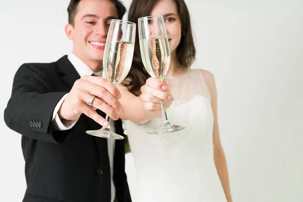 Szuper Izgatott Menyasszony Vőlegény Élvezi Egy Pohár Pezsgőt Vonzó Pár — Stock Fotó