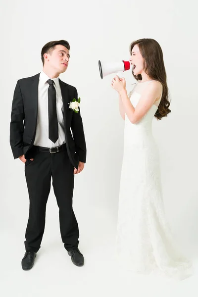 Kavga Etmek Istemiyorum Damat Evlenmeden Önce Kızgın Karısının Megafonla Bağırışını — Stok fotoğraf
