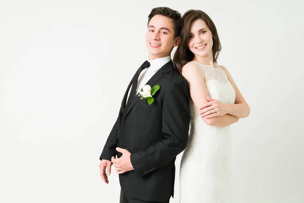 Novia Alegre Vestido Novia Novio Guapo Sonriendo Mientras Hace Contacto — Foto de Stock