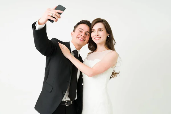 Got Married Caucasian Couple Taking Selfie Together Bride Groom Posting — Stock Photo, Image