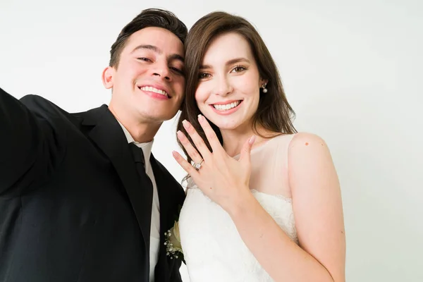 結婚指輪を見せながら自撮りをする魅力的な新婚夫婦の個人的な視点 — ストック写真