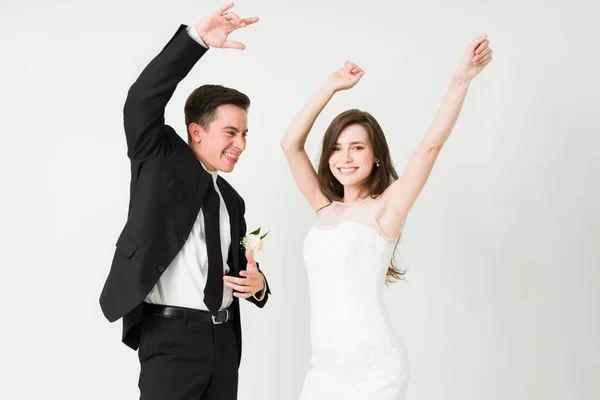 Празднуем Брак Молодая Невеста Танцует Женихом Свадебном Приеме Весело — стоковое фото
