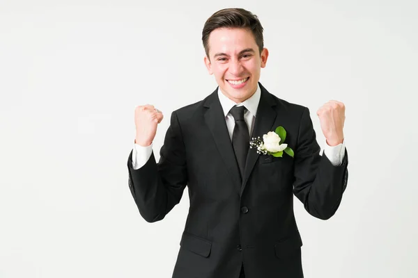Ich Habe Gerade Geheiratet Begeisterter Junger Bräutigam Feiert Die Heirat — Stockfoto