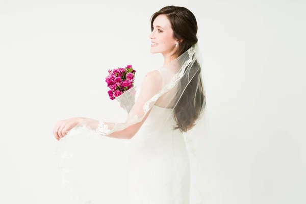 エレガントなウェディングドレスとベール 白い背景に彼女の結婚式の日を楽しんで後ろから見た美しい白人の花嫁 — ストック写真