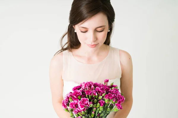 Gorgeous Bride Wearing Wedding Gown Looking Her Flower Bouquet Studio — Stock Photo, Image
