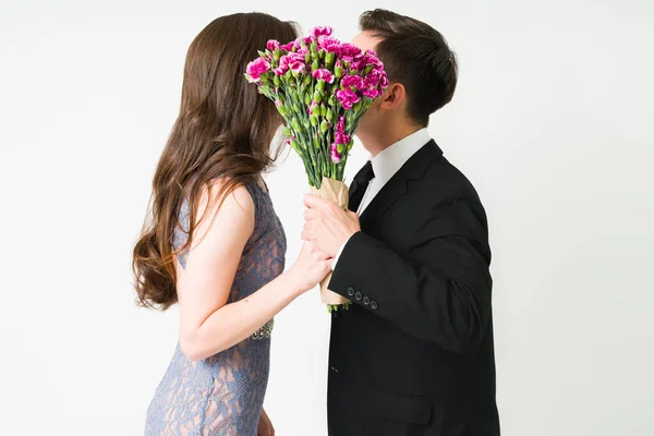 Estamos Enamorados Adorable Pareja Atractiva Besándose Delante Ramo Flores Mientras — Foto de Stock