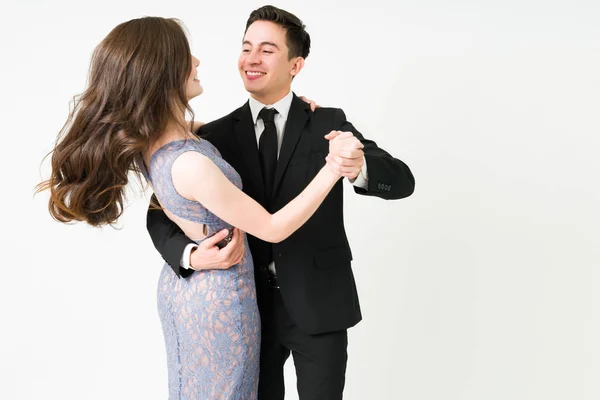 Alegre Joven Pareja Teniendo Montón Diversión Mientras Bailan Juntos Preciosa — Foto de Stock