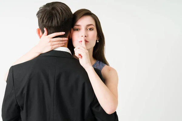 Bir Sırrım Var Göz Teması Kuran Erkek Arkadaşına Kocasına Sarılırken — Stok fotoğraf