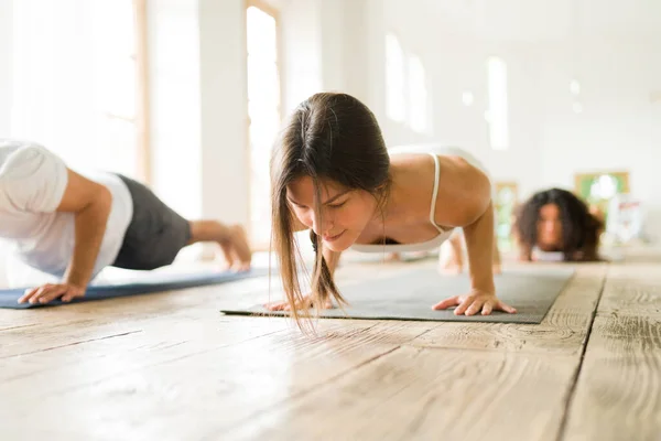 Hermosa Joven Practicando Una Pose Chaturanga Yoga Durante Una Clase —  Fotos de Stock